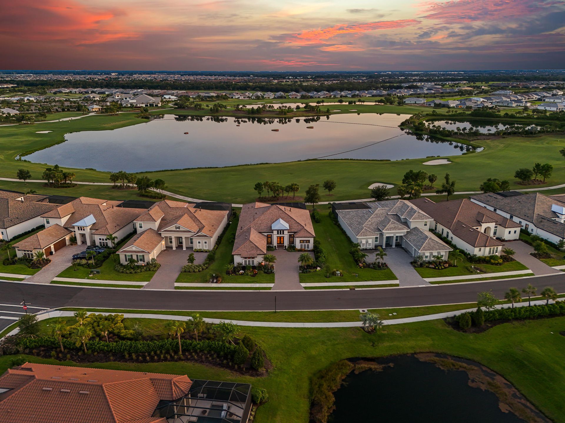 Lakewood Ranch homes backing onto the golf course and lake at sunset